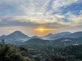 hermoso paisaje amanecer sobre las montañas por la mañana foto