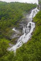 hermosa cascada de hjellefossen utladalen ovre ardal noruega. paisajes más bellos. foto
