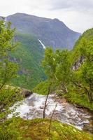 hermoso río turquesa cascada vettisfossen utladalen noruega. paisajes más bellos. foto