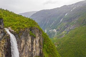 increíble cascada más alta vettisfossen utladalen noruega paisajes noruegos más bellos. foto