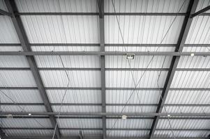 Estructura de acero con techo de techo en fábrica de almacén foto