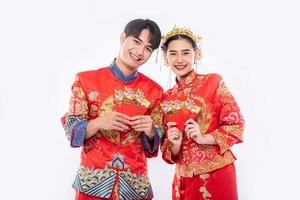 The red gift money will be sent to the man and woman who wear cheongsam in traditional day photo
