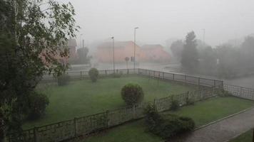 kraftigt regn och hagel video