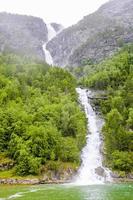 cascada en aurlandsfjord aurland sognefjord en noruega. foto