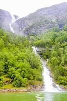 cascada en aurlandsfjord aurland sognefjord en noruega. foto