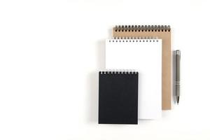 tres cuadernos en blanco y bolígrafo foto