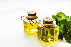 aceite de menta orgánico y hojas verdes foto
