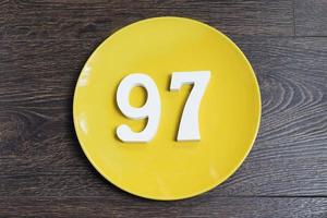 el número noventa y siete en la placa amarilla.