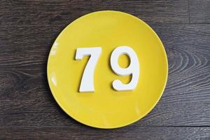 el número setenta y nueve en la placa amarilla. foto
