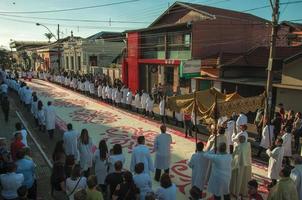 sao manuel, brasil - 31 de mayo de 2018. multitud con procesión religiosa pasando por una colorida alfombra de arena en la celebración de la semana santa en sao manuel. un pequeño pueblo en el campo del estado de sao paulo. foto