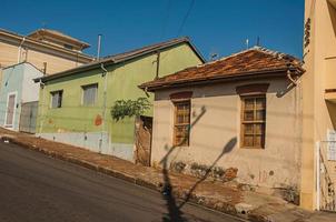 Casas de colores en mal estado en una calle vacía en Sao Manuel foto