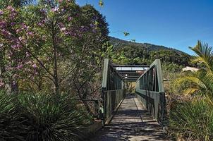 vista del puente de hierro sobre el pequeño río en monte alegre do sul. en el campo del estado de sao paulo, una región rica en productos agrícolas y ganaderos, brasil. foto