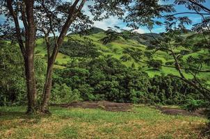 descripción general del bosque, colinas y una gran roca plana cerca de la ciudad de joanopolis. en el campo del estado de sao paulo, una región rica en productos agrícolas y ganaderos, suroeste de brasil foto