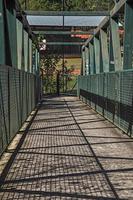 vista del puente de hierro sobre el pequeño río en monte alegre do sul. en el campo del estado de sao paulo, una región rica en productos agrícolas y ganaderos, brasil. foto