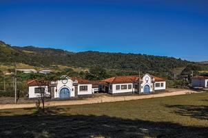 vista de la casa de arquitectura típica de la región, cerca de monte alegre do sul. en el campo del estado de sao paulo, una región rica en productos agrícolas y ganaderos, suroeste de brasil foto