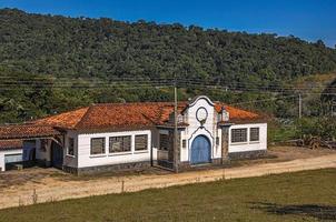 vista de la casa de arquitectura típica de la región, cerca de monte alegre do sul. en el campo del estado de sao paulo, una región rica en productos agrícolas y ganaderos, suroeste de brasil foto