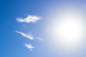 cielo azul con nubes químicas cielo químico chemtrails día soleado. foto