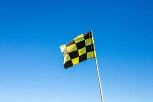 una bandera de golf contra un cielo azul foto