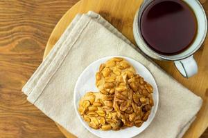 galletas de mantequilla con nueces y té. postre delicioso. foto