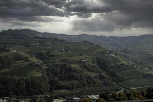 las colinas llenas de viñedos de santo stefano belbo, la zona del vino moscatel en piamonte, inmediatamente después de la vendimia en otoño foto