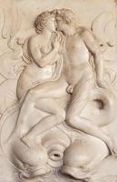 Escultura antigua con pareja besándose, Florencia - Italia foto