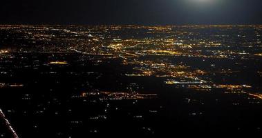 vista aérea de la ciudad por la noche foto