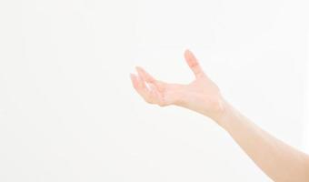 Mano femenina sosteniendo elementos invisibles, la palma de la mujer haciendo un gesto mientras muestra una pequeña cantidad de algo sobre fondo blanco aislado, vista lateral, primer plano, recorte, espacio de copia foto