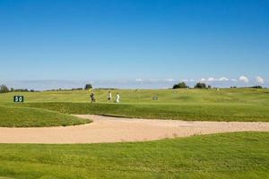 Vista del campo de golf en un día soleado cielo azul concepto de golf
