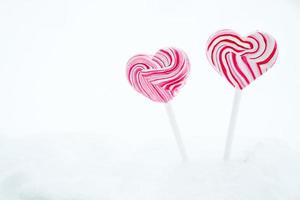 dos piruletas rosadas en forma de corazón. foto