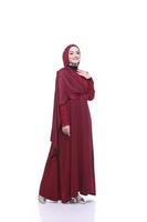 hermosa modelo de mujer islámica que lleva la moda hijab, un traje de estilo de vida moderno para la mujer musulmana. concepto un vestido de novia, belleza o eidul fitri. Una modelo de niña asiática con hiyab en sesión de fotos en interiores