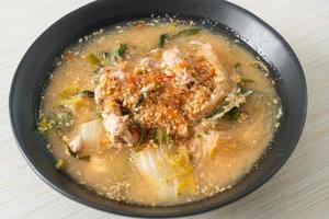 Sopa sukiyaki con cerdo al estilo tailandés foto