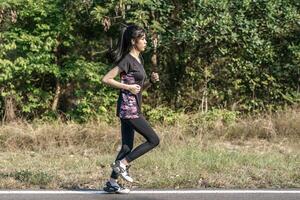 las mujeres hacen ejercicio corriendo en la carretera. foto