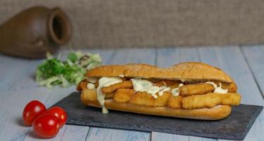 sándwich de calamar con mayonesa
