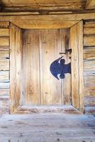 puerta de entrada de madera vieja. foto