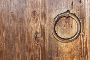 una puerta de madera con un anillo. foto