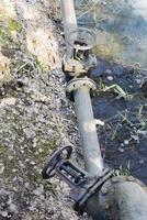 la válvula en la tubería cerca del río. foto