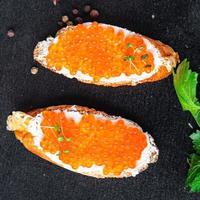 caviar rojo trucha o salmón chum comida sana comida dieta pescetaria foto