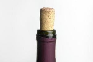 Botella de vino tinto aislado sobre fondo blanco. foto