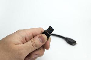 mano sostiene cable usb foto