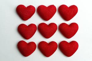 nueve corazones rojos sobre un fondo blanco. foto