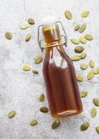 botella con aceite de semilla de calabaza foto