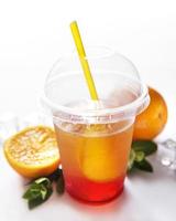 coctel fresco con naranja y hielo foto