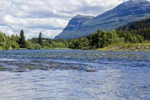 que fluye hermoso río lago hemsila con panorama montañoso, hemsedal, noruega. foto
