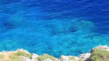 anthony quinn baai met turquoise helder water faliraki rhodos griekenland. video