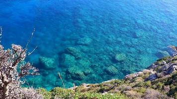 bahía de anthony quinn con agua cristalina turquesa faliraki rodas grecia. video