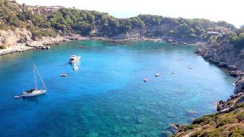 anthony quinn bay com águas cristalinas turquesa faliraki rhodes greece. video