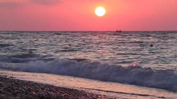 la puesta de sol colorida más hermosa en la playa de ialysos rodas grecia. video