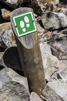 ruta de senderismo desde la ciudad del cabo hasta la montaña de la mesa. poste indicador con huellas.