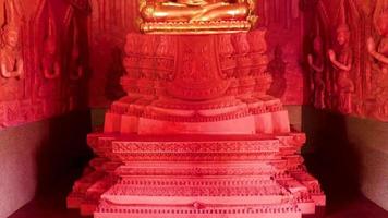 Buda de oro Wat Sila Ngu Templo rojo, Koh Samui Tailandia. video