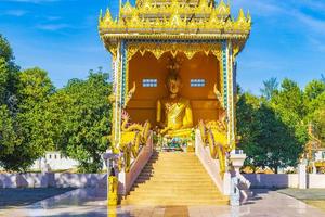 Buda de oro Wat Phadung Tham Phothi Temple Khao Lak Tailandia. foto